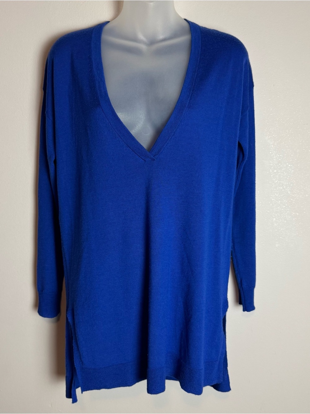 100% Merino Wool Tahari Cobalt Blue V Neck Sweater Size Small